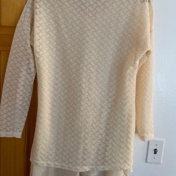 NWOT Beautiful Tiered Scallop Blouse Lined Size M - Picture 3 of 4